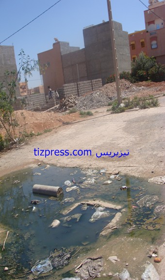 مياه الواد الحار والرواح النتنة والأزبال والأتربة تؤرق ساكنة تجزئة الشرف بتيزنيت (صور وفيديو) مياه الواد الحار والرواح النتنة والأزبال والأتربة تؤرق ساكنة تجزئة الشرف بتيزنيت (صور وفيديو)